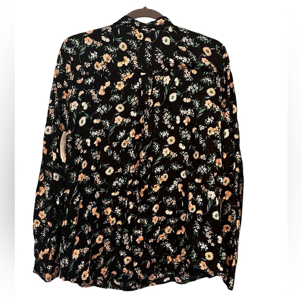 NWT Black Floral Top​​ - Picture 3 of 4